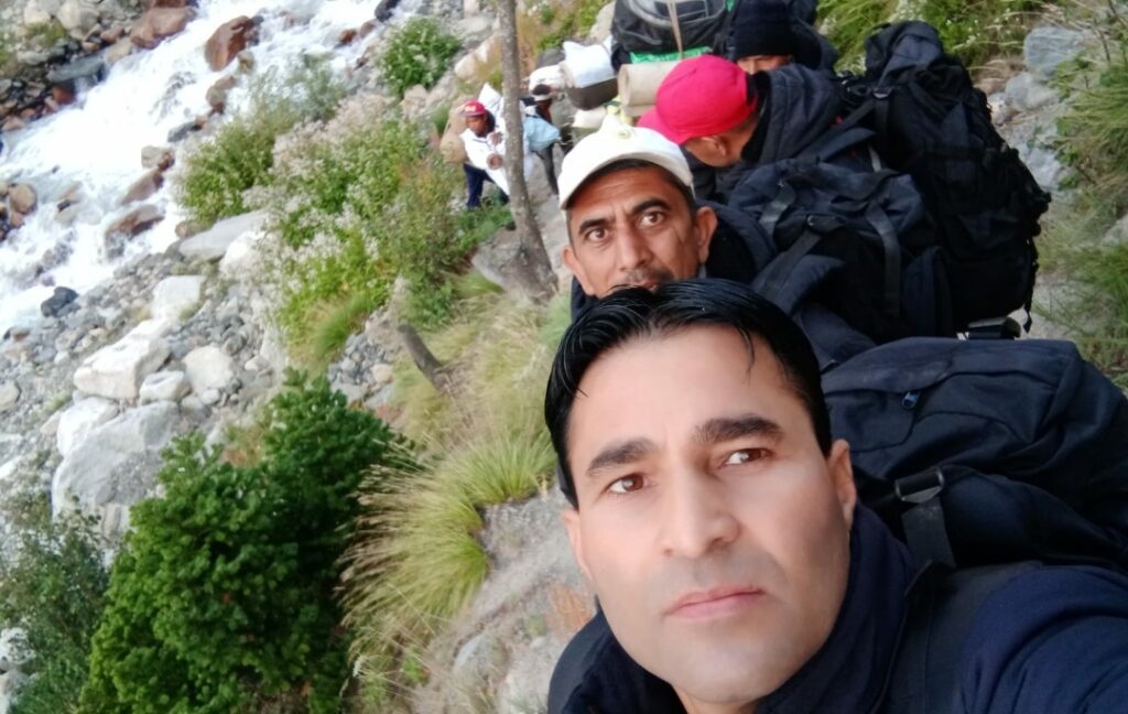 Joint team rescue injured trekker at Khimloga pass :DC HIMACHAL HEADLINES