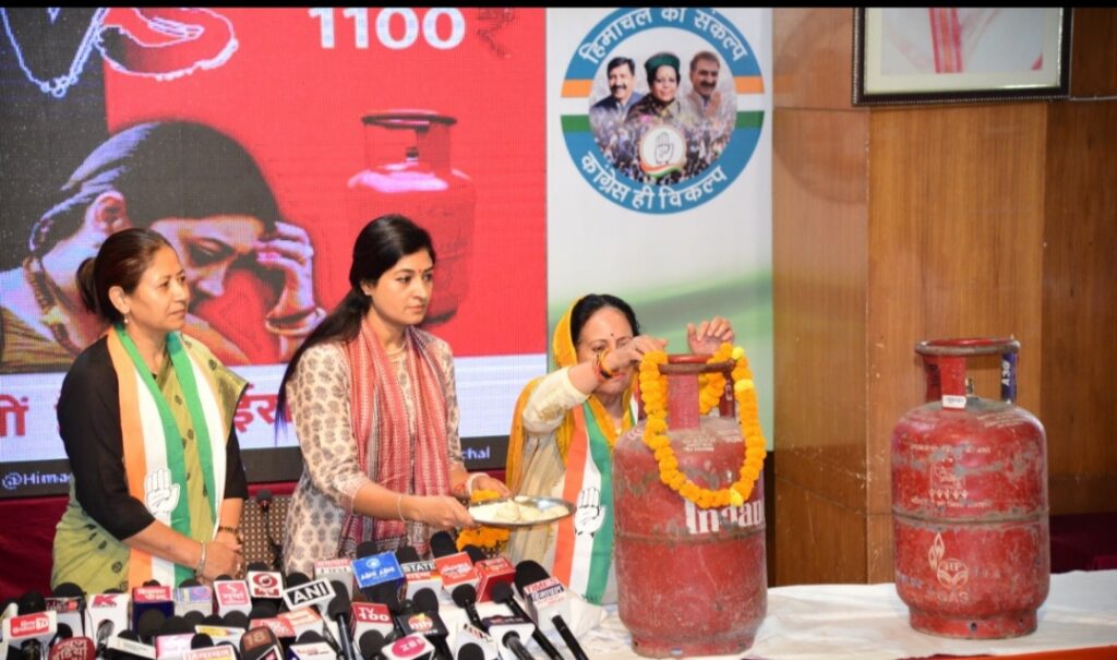 Pratibha Singh refutes Smriti Irani clams of Ujjwal free LPG connection Pratibha Singh refutes Smriti Irani clams of Ujjwal free LPG connection HIMACHAL HEADLINES