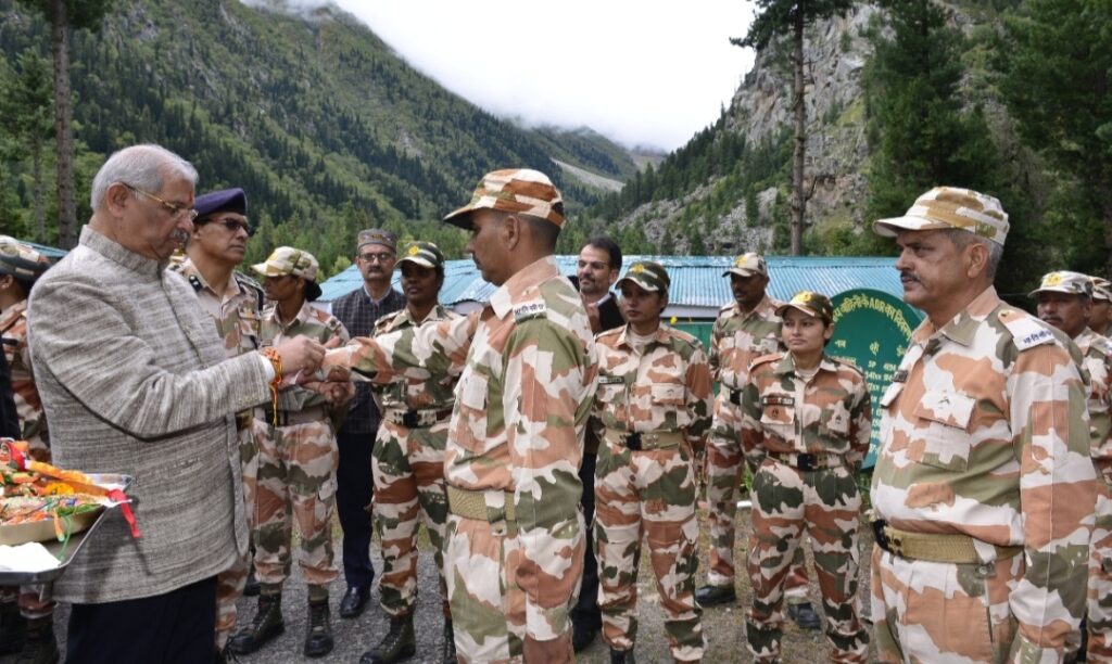 Governor ties rakhis to soldiers at Hindustan Tibet border HIMACHAL HEADLINES