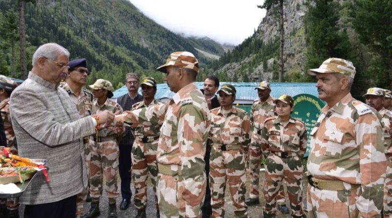 Governor ties rakhis to soldiers at Hindustan Tibet border HIMACHAL HEADLINES