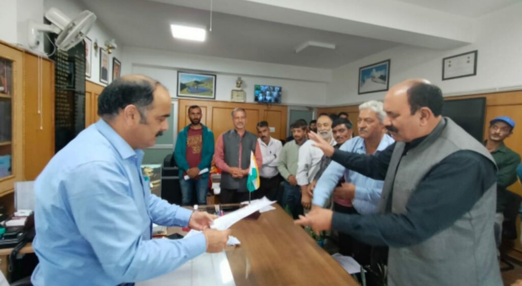 Dr Kuldeep Tanwar submits Memo over Pathetic condition of Kasumpti School  HIMACHAL HEADLINES