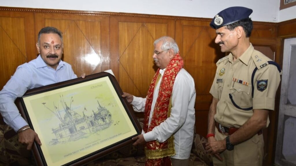 Governor pays obeisance at Shri Naina Devi Ji Governor pays obeisance at Shri Naina Devi Ji HIMACHAL HEADLINES