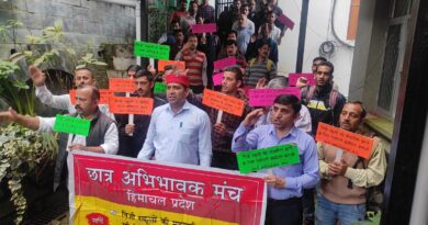 Student Parent Forum Himachal Pradesh staged a strong protest outside Directorate of Higher Education Shimla HIMACHAL HEADLINES
