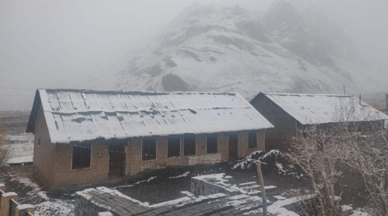 High reaches of Himachal receives season 1st Major snowfall, Incessant rainfall intensify cold wave HIMACHAL HEADLINES