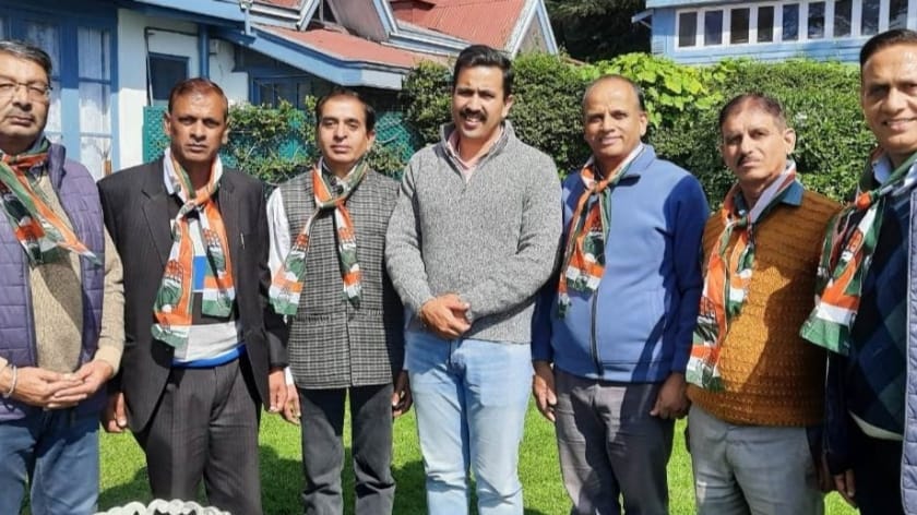 Former officers join Congress HIMACHAL HEADLINES