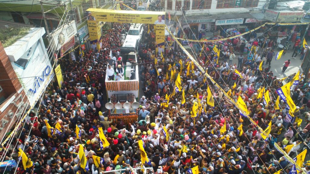 Arvind Kejriwal's huge road show in Solan, thousands of people took part in the road show for change in Himachal: AAP HIMACHAL HEADLINES
