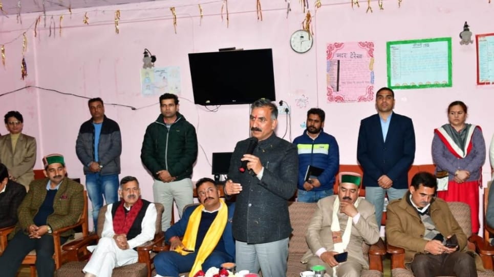 CM distributes sweets to girls of Balika Ashram in Shimla CM distributes sweets to girls of Balika Ashram in Shimla HIMACHAL HEADLINES