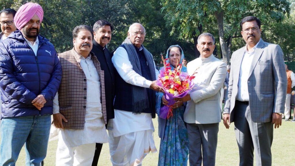 CM calls on AICC chief at New Delhi HIMACHAL HEADLINES