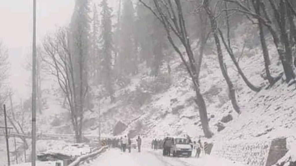 High reaches of Himachal snowing , Mercury plummet to season lowest High reaches of Himachal snowing , Mercury plummet to season lowest HIMACHAL HEADLINES