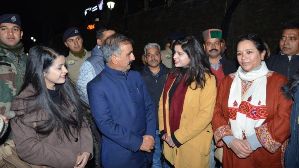 <strong>Chief Minister interacts with tourists on New Year Eve</strong> HIMACHAL HEADLINES