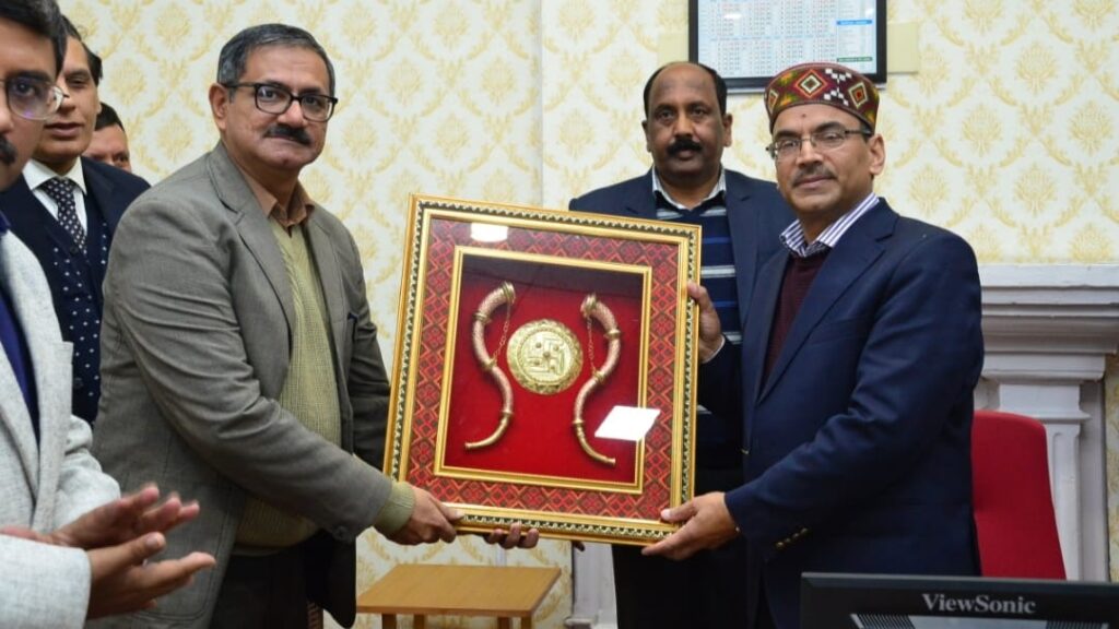 Sh. RD Dhiman is being felicitated HIMACHAL HEADLINES