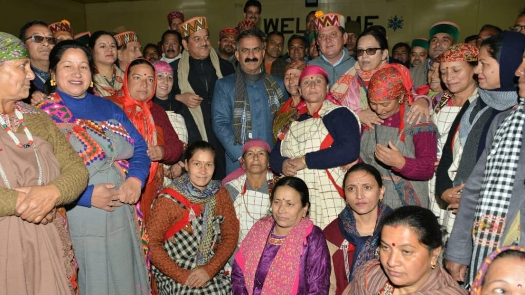 <strong>Chief Minister accorded rousing welcome on arrival at Manali</strong> HIMACHAL HEADLINES