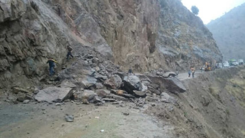 Manali-Delhi National Highway closed due to a sudden landslide HIMACHAL HEADLINES