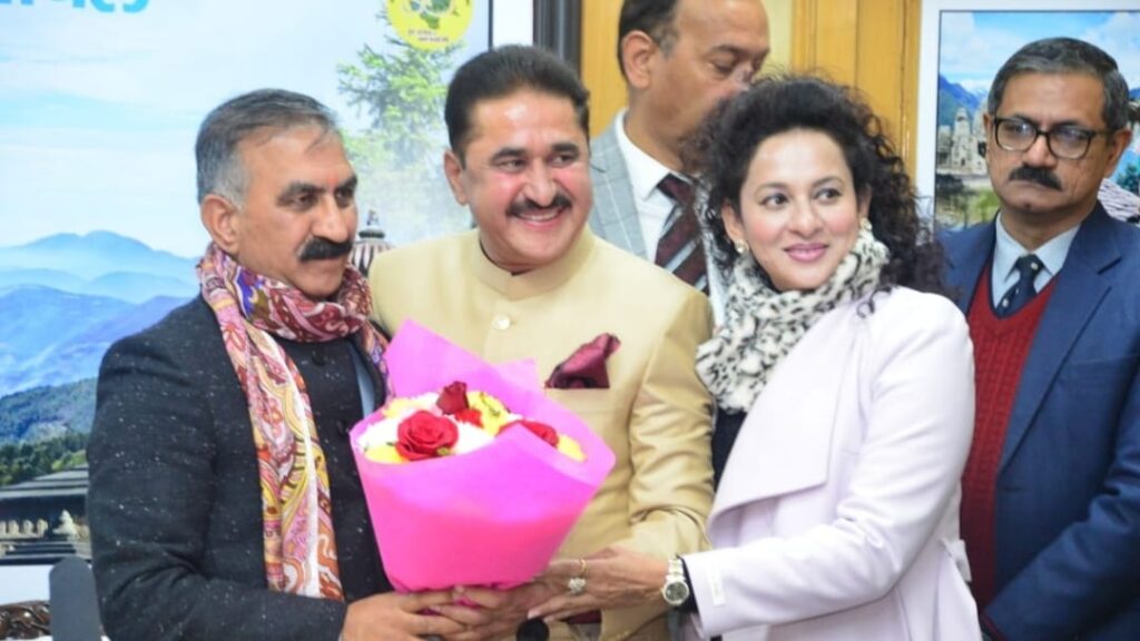 <strong>CM administers oath of office to six Chief Parliamentary Secretaries</strong> <strong>CM administers oath of office to six Chief Parliamentary Secretaries</strong> HIMACHAL HEADLINES