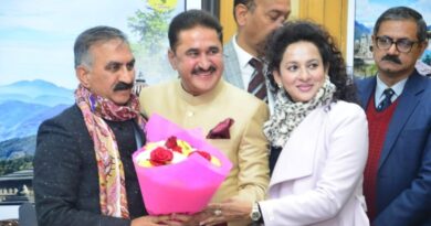 <strong>CM administers oath of office to six Chief Parliamentary Secretaries</strong> HIMACHAL HEADLINES