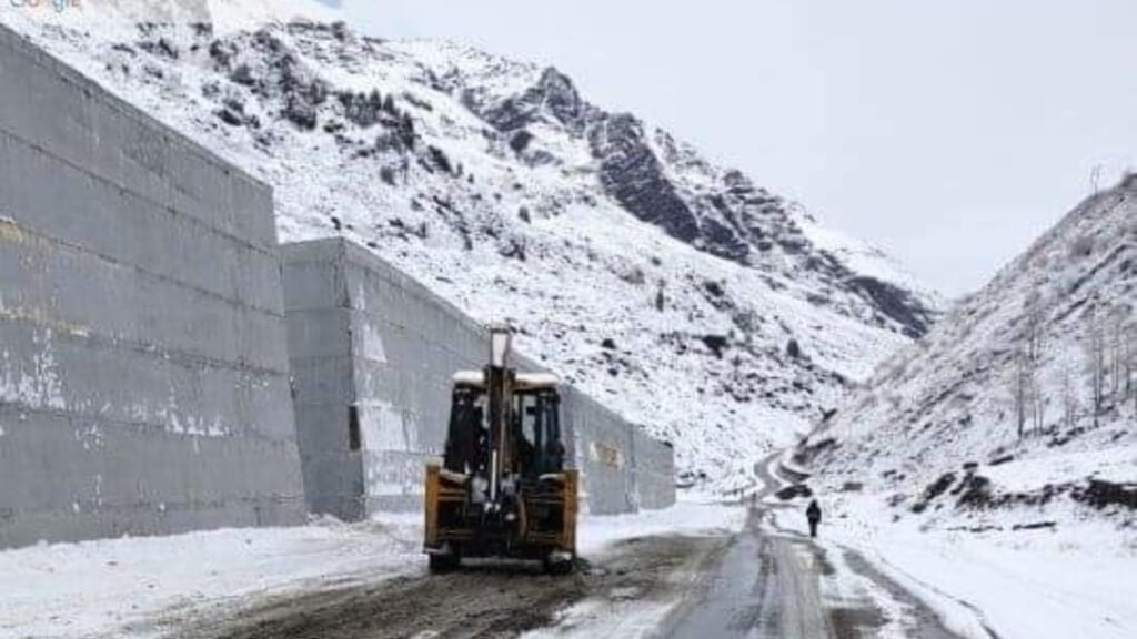 Normal life continue to be paralyzed in Himachal, 233 road snowbound Normal life continue to be paralyzed in Himachal, 233 road snowbound HIMACHAL HEADLINES