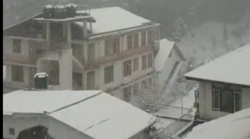 Tourist in Manali Dalhousie, Khajjair Narkanda &  Kufri receive snowfall HIMACHAL HEADLINES