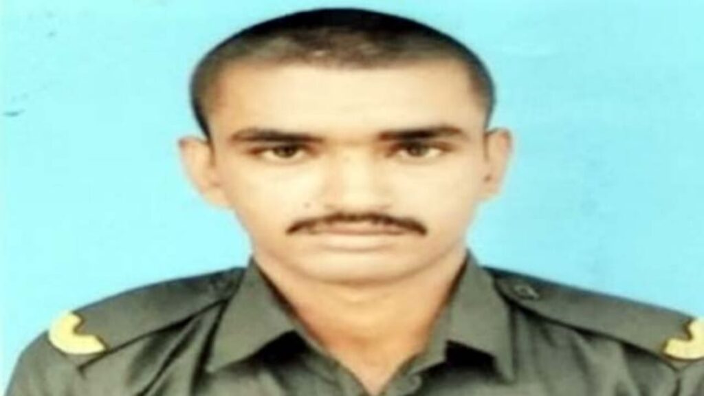 Hundred people of Hamirpur district Monday gave a final farewell to Amit Sharma HIMACHAL HEADLINES