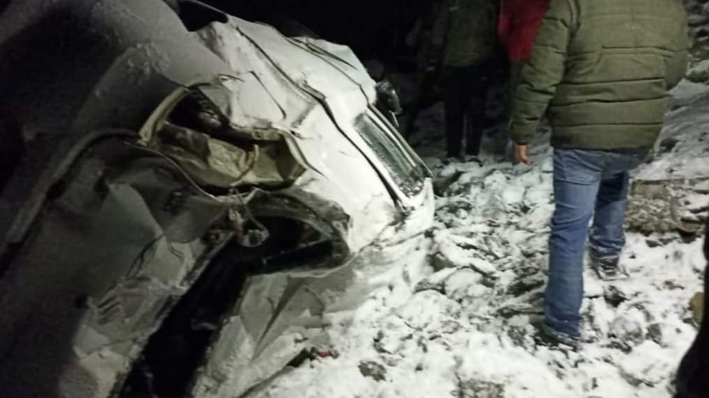 Donot risk life driving on slippery roads : Lahaul Spiti Police HIMACHAL HEADLINES