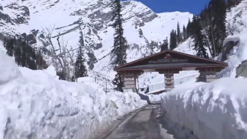 Tourist resort Manali receives 12 cm snowfall, 352 road and 3 NH snowbound HIMACHAL HEADLINES