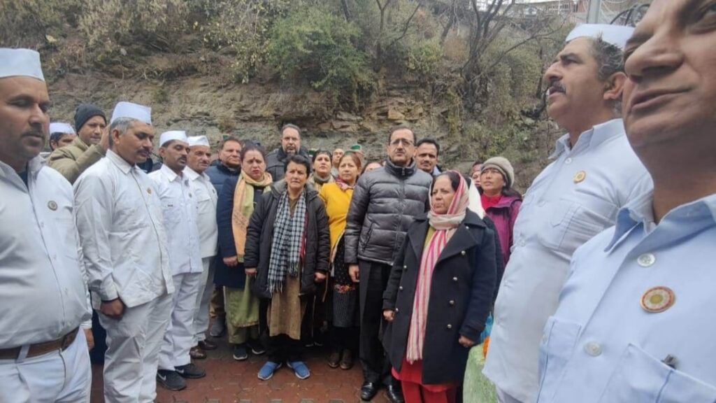 On the 53rd Statehood Day, Pratibha Singh unfurled the national flag at State Congress Headquarters HIMACHAL HEADLINES