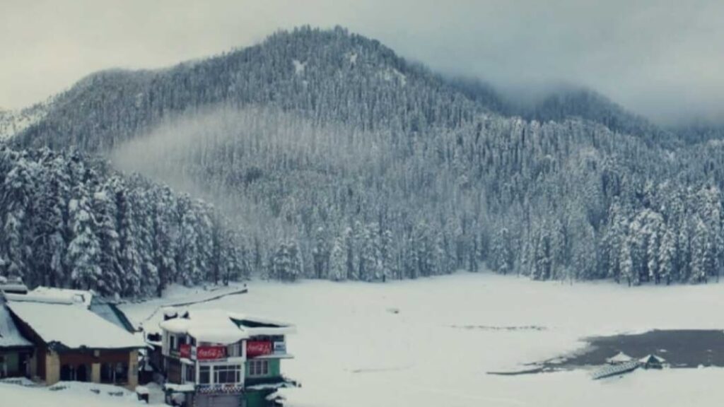 Tourist resort Khajjiar receives one feet snowfall, 268 road and 889 DTR disrupt by snowfall HIMACHAL HEADLINES