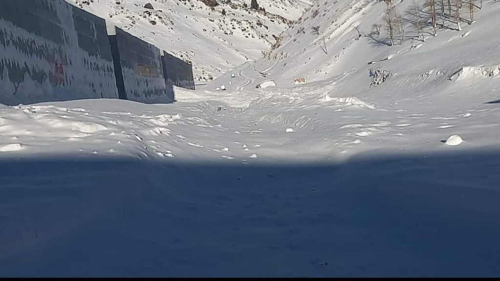Himachal: 219 snowbound roads, 4-NH without traffic, 382 DTR groping in darkness  HIMACHAL HEADLINES