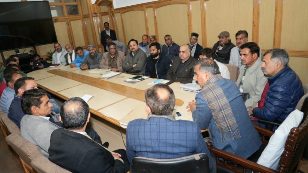 <strong>Truck operators union deputation calls on CM</strong> HIMACHAL HEADLINES