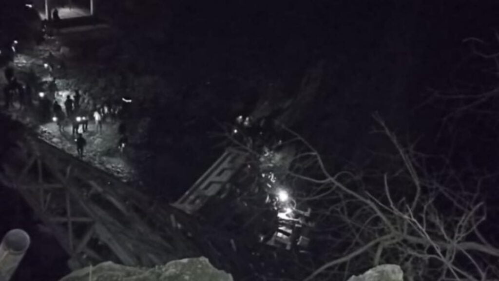 Along two vehicles Choli Bridge collapse in Chamba Along two vehicles Choli Bridge collapse in Chamba HIMACHAL HEADLINES