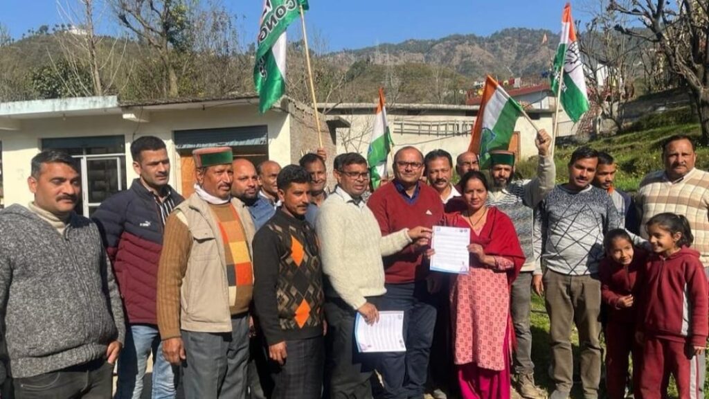 People joining Hath Se Hath Jodo campaign in large numbers after Bharat Jodo Yatra People joining Hath Se Hath Jodo campaign in large numbers after Bharat Jodo Yatra HIMACHAL HEADLINES