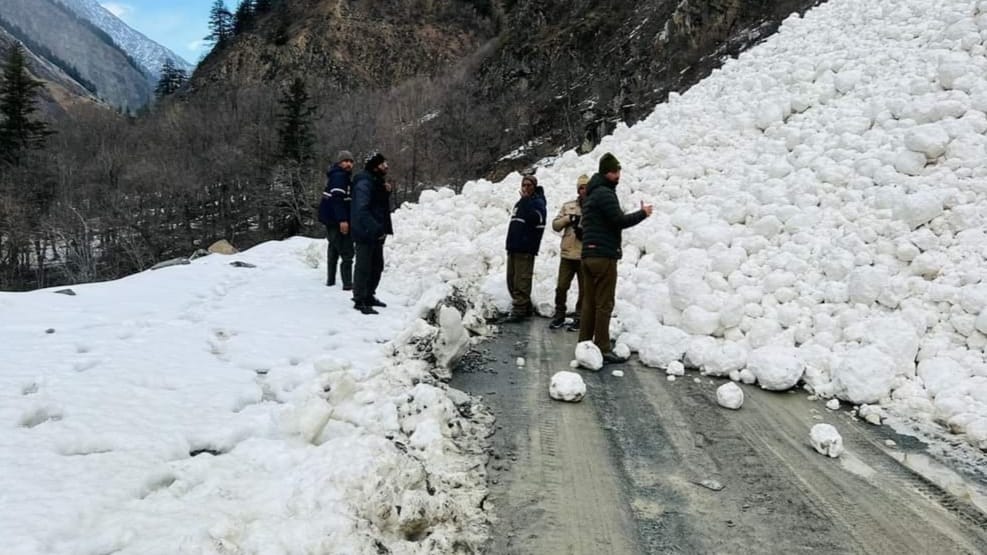 Snowfall at high altitude in Himachal, frequent avalanche caused life &  property damage HIMACHAL HEADLINES