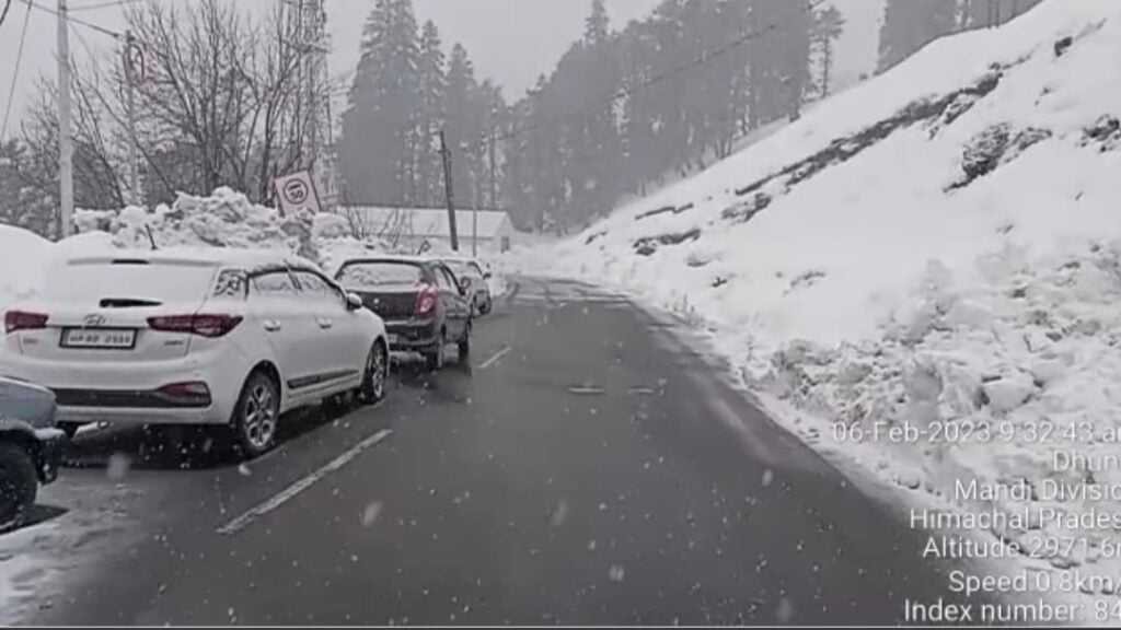 Labour hit by Avalanche in Lahual Spiti HIMACHAL HEADLINES