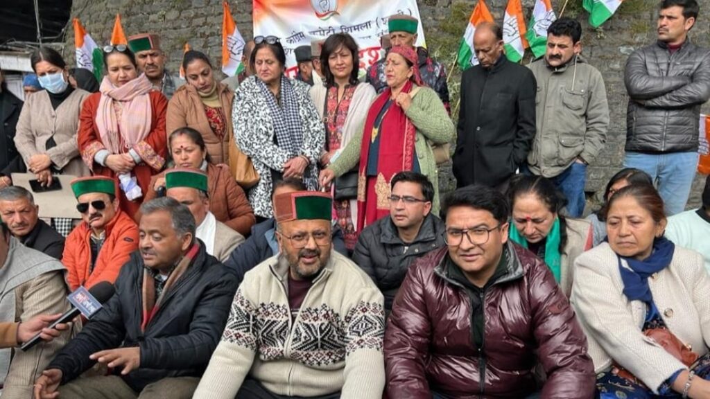 Strong protests were held in front of SBI and LIC, Congress demands Joint Parliamentary Committee Strong protests were held in front of SBI and LIC, Congress demands Joint Parliamentary Committee HIMACHAL HEADLINES