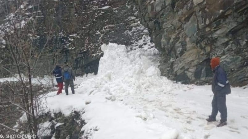 Avalanche block Manali-Udaipur Killard State Highway Avalanche block Manali-Udaipur Killard State Highway HIMACHAL HEADLINES