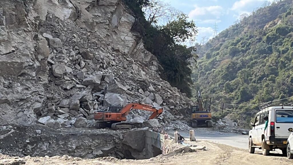 <br>Manali-Chandigarh NH blocked after landslide  HIMACHAL HEADLINES