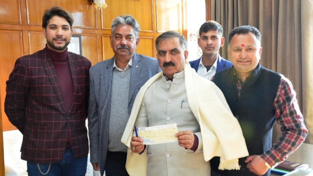 Ashok Sharma & Ashok Sarta of PRJ traders present cheque of Rs one lakh to Sukhu HIMACHAL HEADLINES