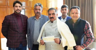 Ashok Sharma & Ashok Sarta of PRJ traders present cheque of Rs one lakh to Sukhu HIMACHAL HEADLINES