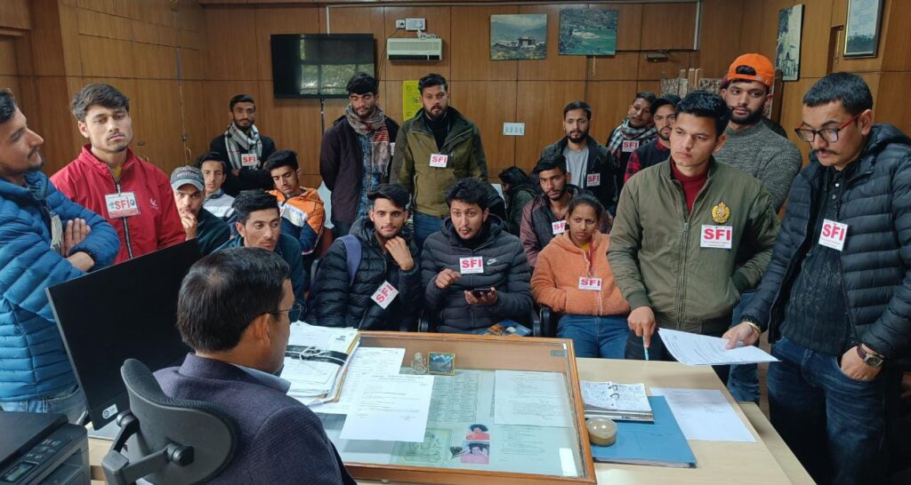 SFI submitted a demand letter to COE regarding the problems of the students in HPU HIMACHAL HEADLINES