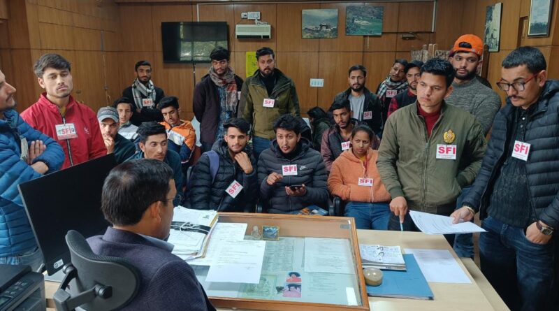 SFI submitted a demand letter to COE regarding the problems of the students in HPU HIMACHAL HEADLINES