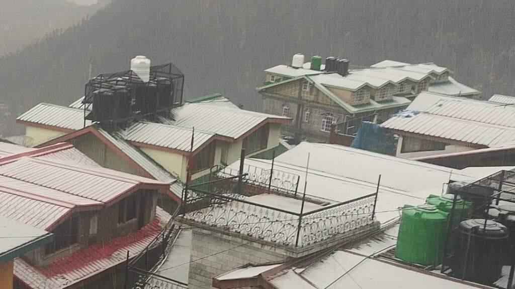 Roof and roads covered with sleet in Shimla today after thundershowers Roof and roads covered with sleet in Shimla today after thundershowers HIMACHAL HEADLINES