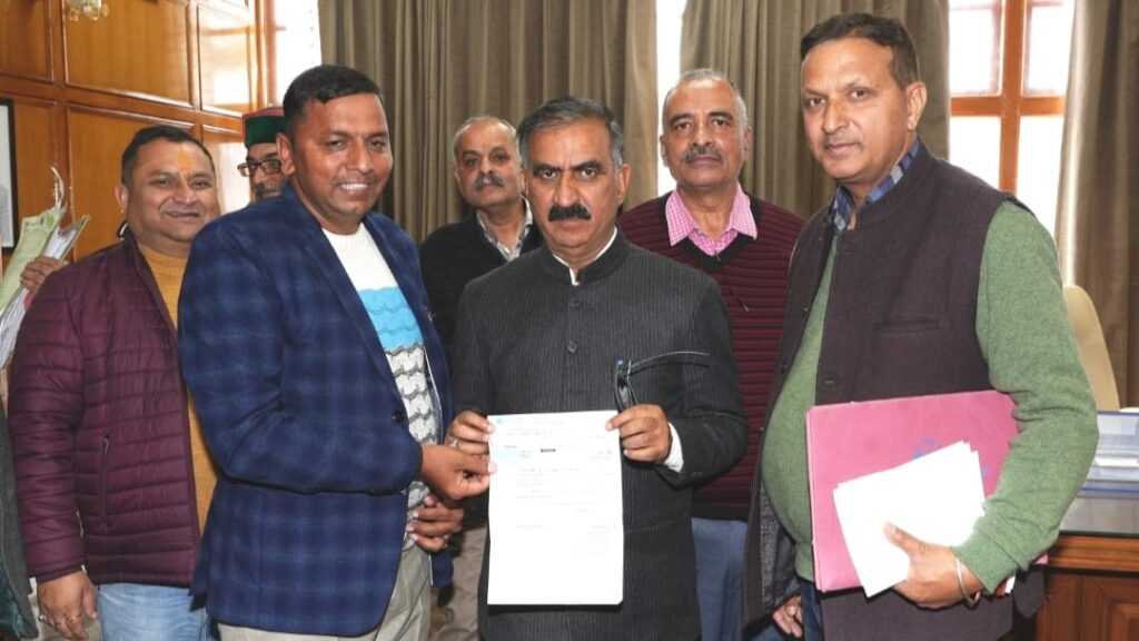 Jaspal Singh presenting a cheque of rupees one lakh to Chief Minister HIMACHAL HEADLINES