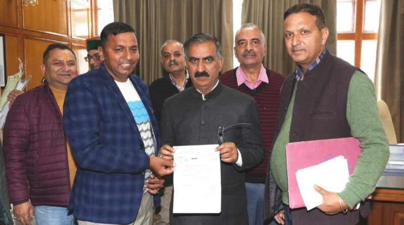Jaspal Singh presenting a cheque of rupees one lakh to Chief Minister HIMACHAL HEADLINES