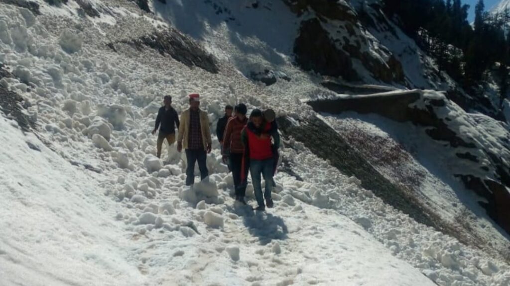 Pangi valley still cut of from the mainstream, villagers walk on feet in snow to rescue a patient Pangi valley still cut of from the mainstream, villagers walk on feet in snow to rescue a patient HIMACHAL HEADLINES