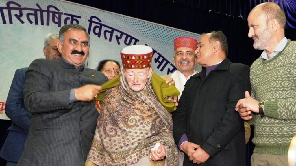 Sukhvinder Singh Sukhu honoured his teacher Smt Savitri Devi of GSSS Chotta Shimla HIMACHAL HEADLINES