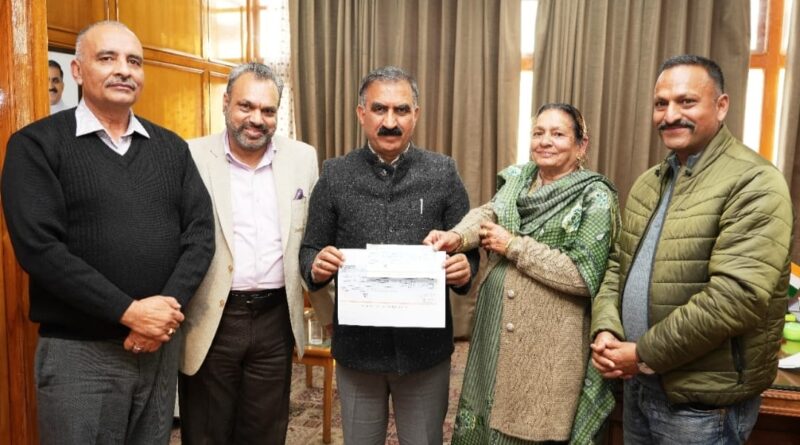 Smt. Padma Thakur from Shimla presented a cheque of Rs. 1,11,100 to Chief Minister HIMACHAL HEADLINES