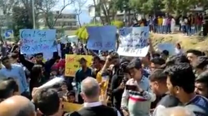 Jaundice outbreak: Parmar varsity students stage protest HIMACHAL HEADLINES