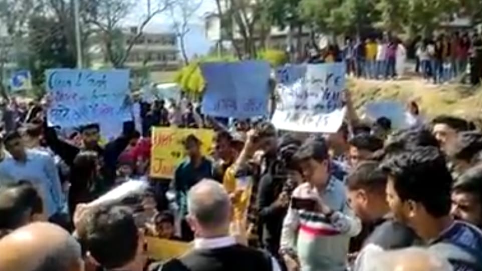 Jaundice outbreak: Parmar varsity students stage protest HIMACHAL HEADLINES