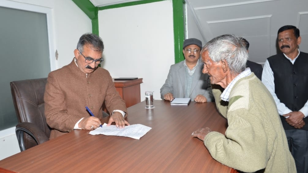 Sukhu listening to public grievances at Oak Over Sukhu listening to public grievances at Oak Over HIMACHAL HEADLINES