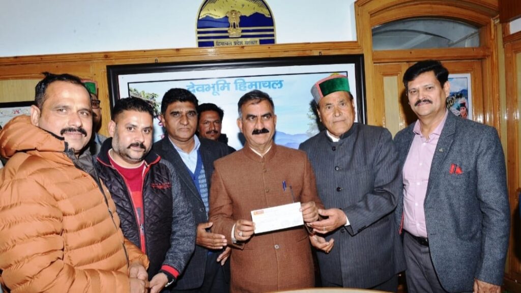 Balbir Banshtu presented a cheque of Rs. 2.11 lakh to Chief Minister HIMACHAL HEADLINES