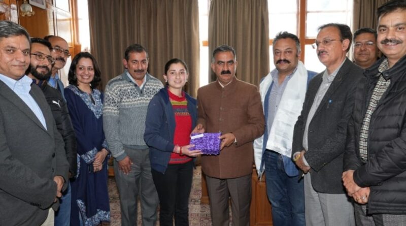 Aastha Sharma winner of Parliament Declamation contest honored HIMACHAL HEADLINES